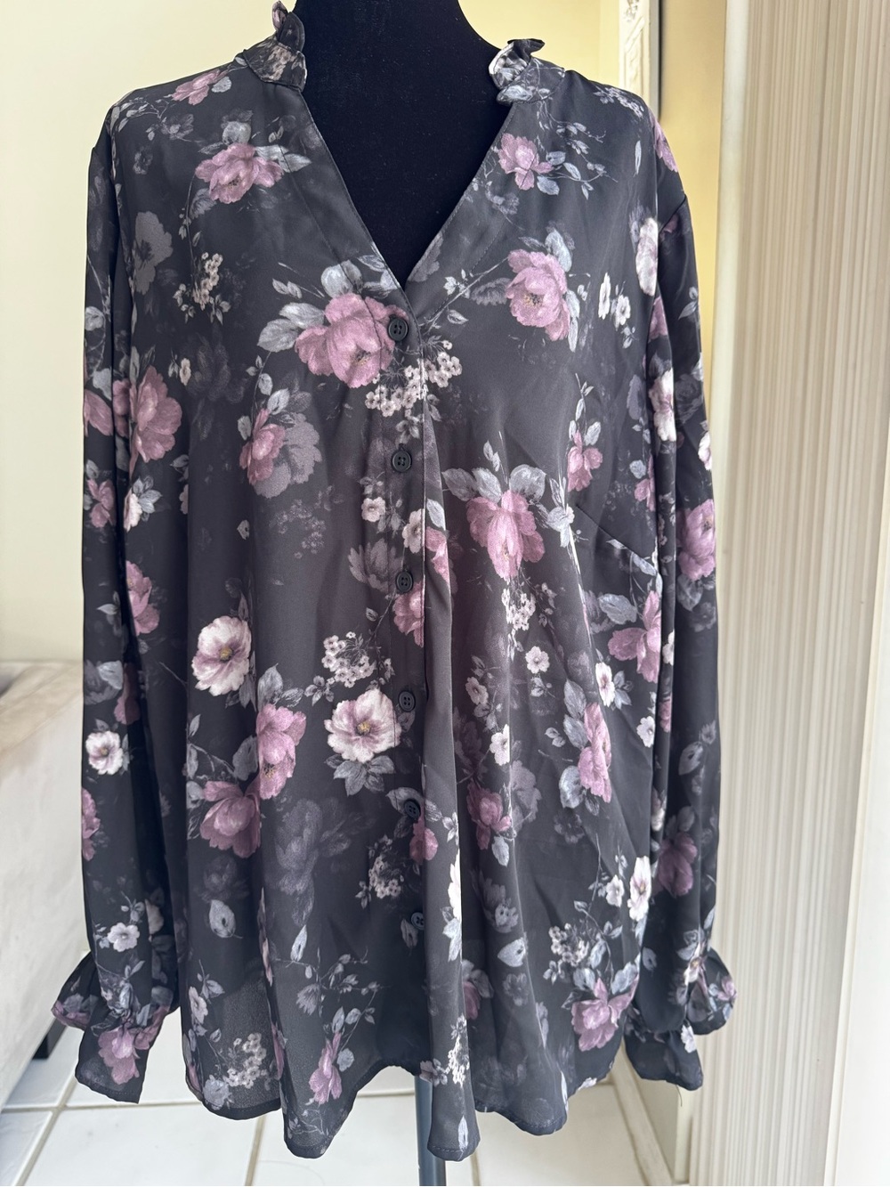 Torrid Women's Plus 1X Black/Pink/Gray Floral V-Neck Button Sheer Chiffon Blouse